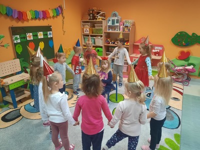 dzieci śpiewają sto lat jubliatce