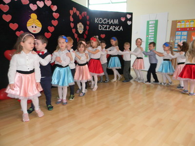 Dzieci podczas występu z okazji Dnia Babci i Dziadka