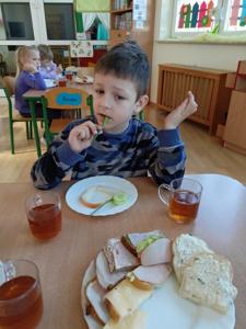 Chłopiec próbuje szczypiorku z Gumisiowej hodowli.
