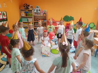 Dzieci śpiewają sto lat jubilatce