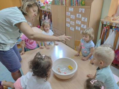 Czy zabawka utonie?