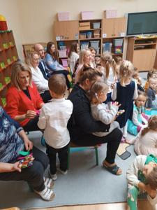 Dzieci wręczają prezenty nauczycielom i pracownikom przedszkola 