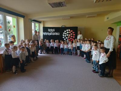Dzieci podczas śpiewania hymnu 