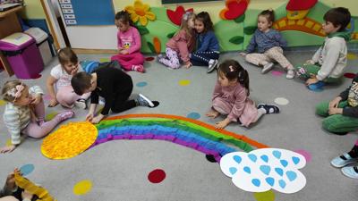 Dzieci układają tęczę