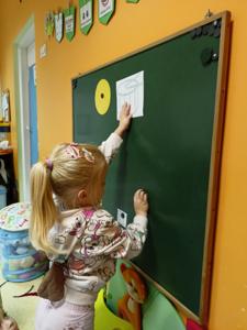 Dziewczynka podczas wykonywania zadania matematycznego.