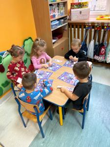 Wspólna praca przy stolikach