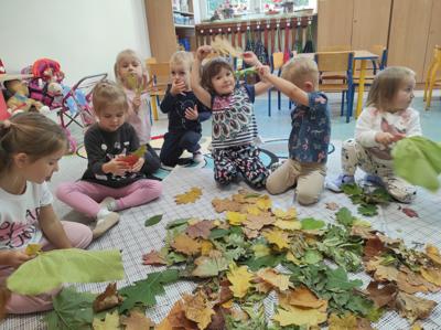 Dzieci w czasie zabawy liśćmi