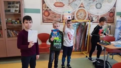Uczniowie klasy II z kartkami świątecznymi
