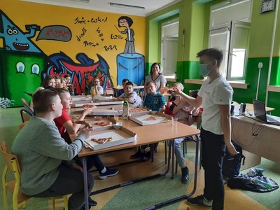 Uczniowie podczas klasowych obchodów Dnia Dziecka.