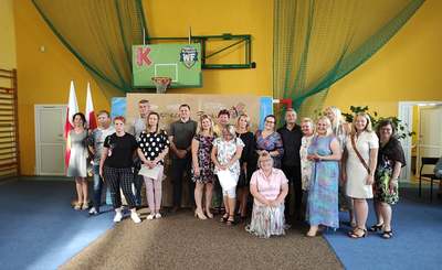 Grupowe zdjęcie z zakończenia roku dla klas ósmych.