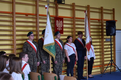 Uczniowie podczas uroczystości obchodów rocznicy posadzenia Dębów Katyńskich
