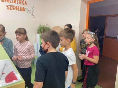 Uczniowie Szkoły Podstawowej podczas wyborów Samorządu Uczniowskiego.