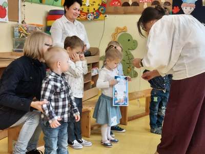 Przedszkolaki podczas uroczystości pasowania na przedszkolaka