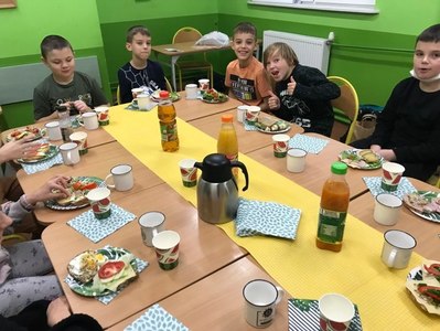 Uczniowie podczas poczęstunku, który sami przygotowali.