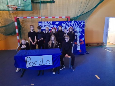 Uczniowie podczas apelu z okazji Narodowego Święta Niepodległości
