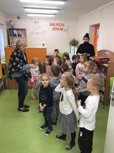 Wizyta przedszkolaków w szkolnej bibliotece.