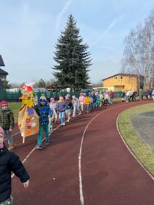 Powitanie wiosny przez uczniów klas I-III