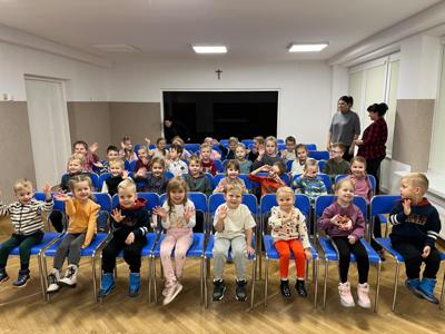 Wycieczka do Biblioteki w Bratoszewicach na przedstawienie teatralne