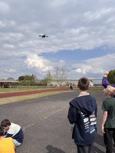 Dron urządzenie o nieograniczonych możliwościach na lekcji techniki.
