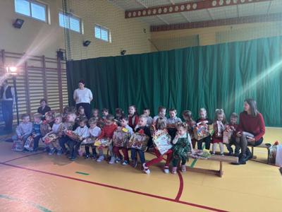 "Prezenty nie tylko dla mnie ale i najbliższych" - spotkanie z Mikołajem w przedszkolu.