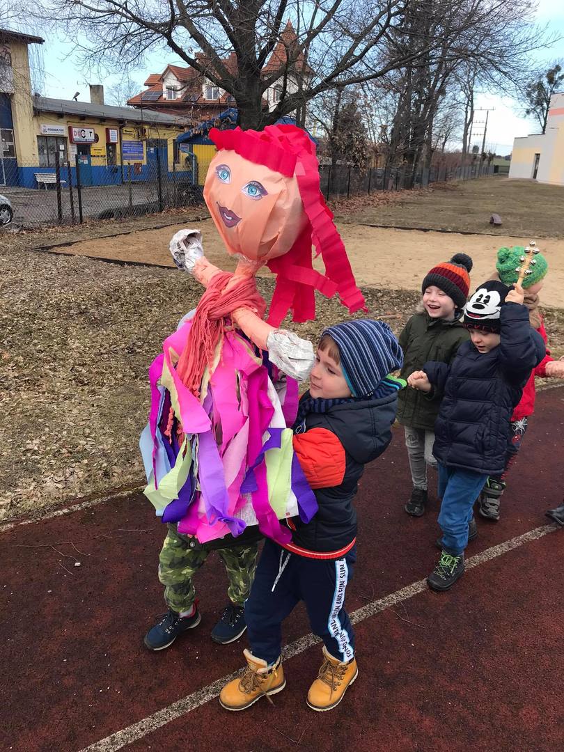 Dzieci z przedszkola idą z Marzaną