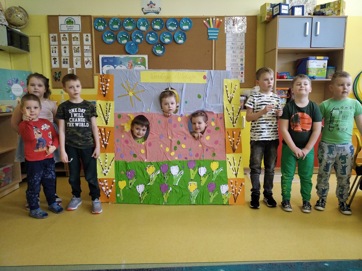 Dzieci uczęszczające do świetlicy szkolnej przy fotobudce. 