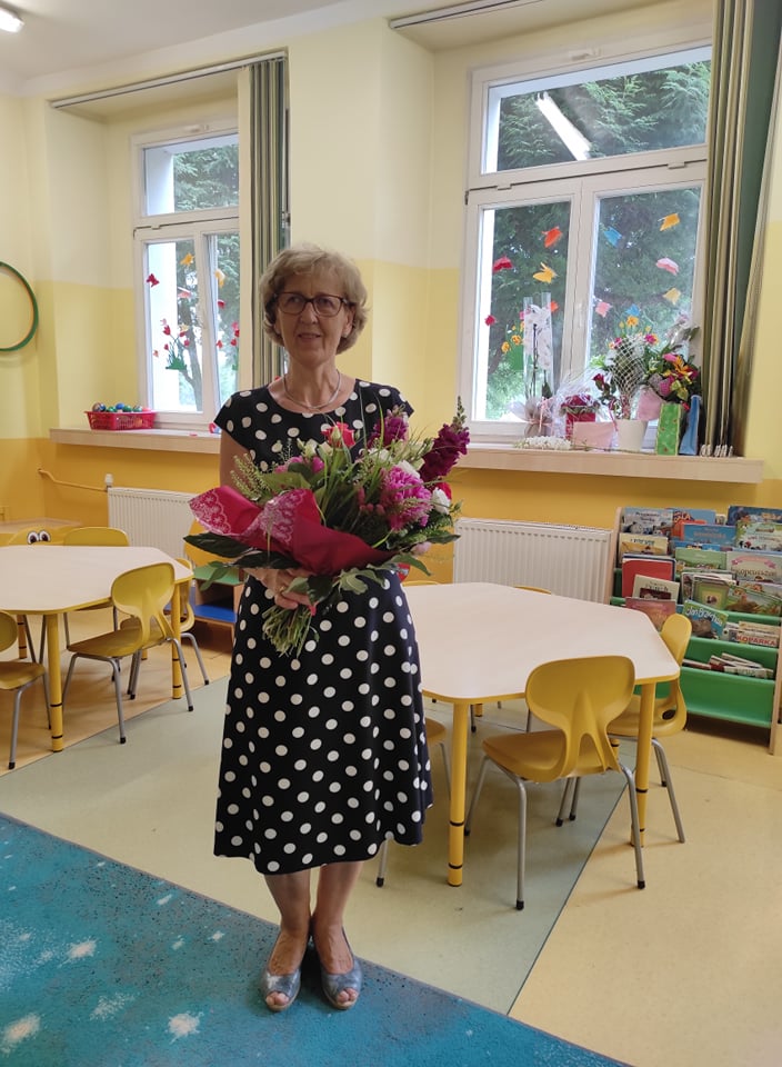 Nauczycielka Barbara Gawrysiak z kwiatami.