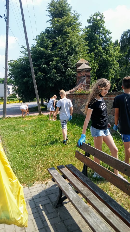 Uczniowie podczas sprzątania.