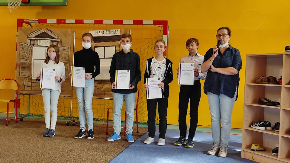 Uczniowie, którzy otrzymali stypendia burmistrza Strykowa