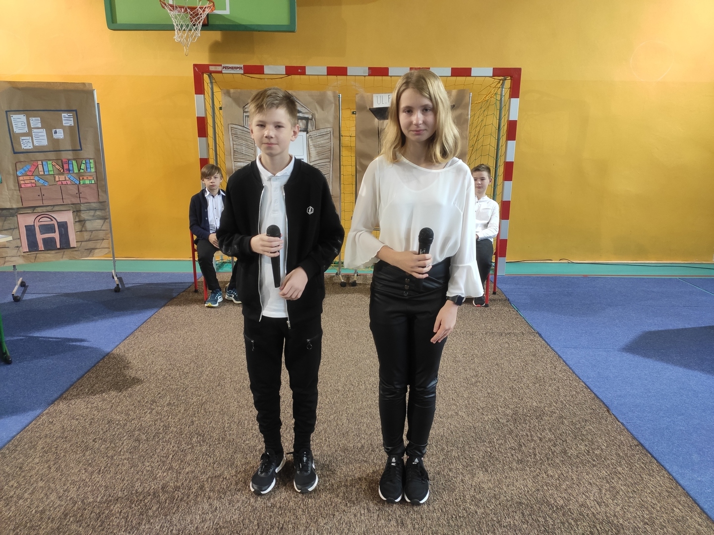 Uczniowie podczas przedstawienia z okazji Dnia Papieskiego