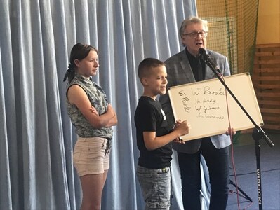 spektakl profilaktyczny połączony z pokazem iluzjonistycznym pt. ,,W świecie iluzji- używka to też iluzja”