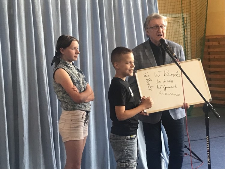 spektakl profilaktyczny połączony z pokazem iluzjonistycznym pt. ,,W świecie iluzji- używka to też iluzja”