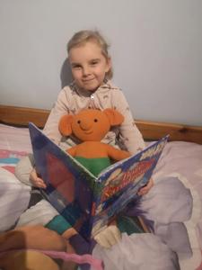 Plastuś czyta razem z przedszkolakami