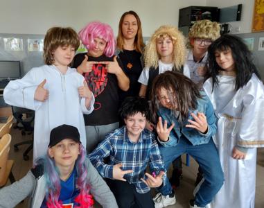 Dnia 8 marca chłopcy z klasy I i VI przedstawili krótkie przedstawienie, aby uczcić Dzień Kobiet💐