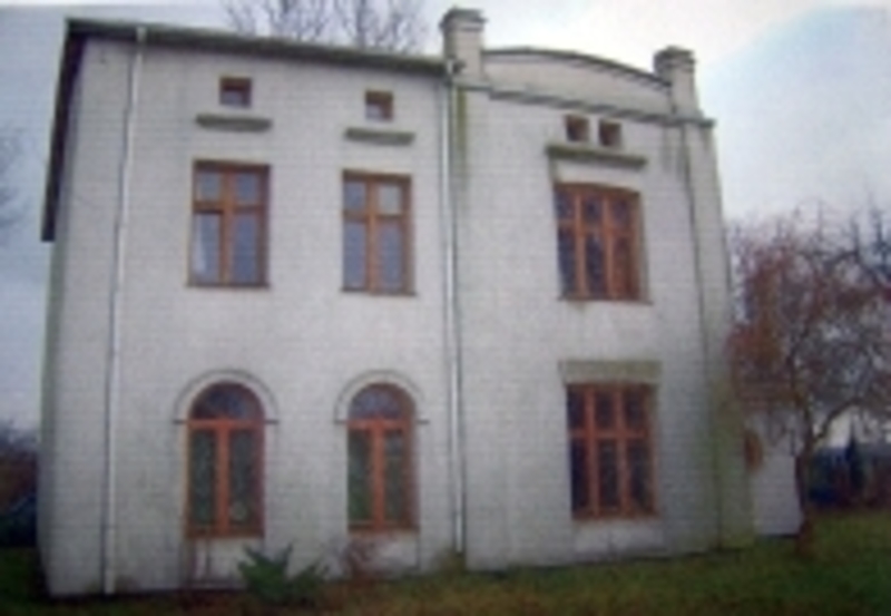 Budynek szkoły z lat 1945 - 1995 ( młodsze dzieci)