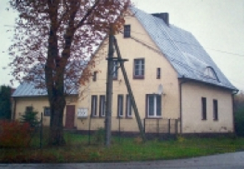 Budynek szkoły z lat 1945 - 1995 (starsze dzieci)