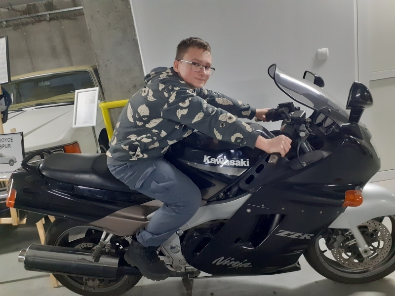 Dawid na zabytkowym motorze.