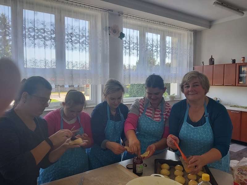 Pani Wiesia oraz pani Natalia wraz z uczestniczkami zajęć robią pączki [800x600]