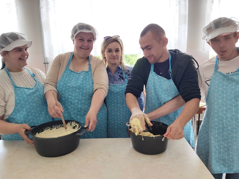 Pani Natalia instruuje uczestników zajęć jak wyrabia się ciasto na pączki [800x600]