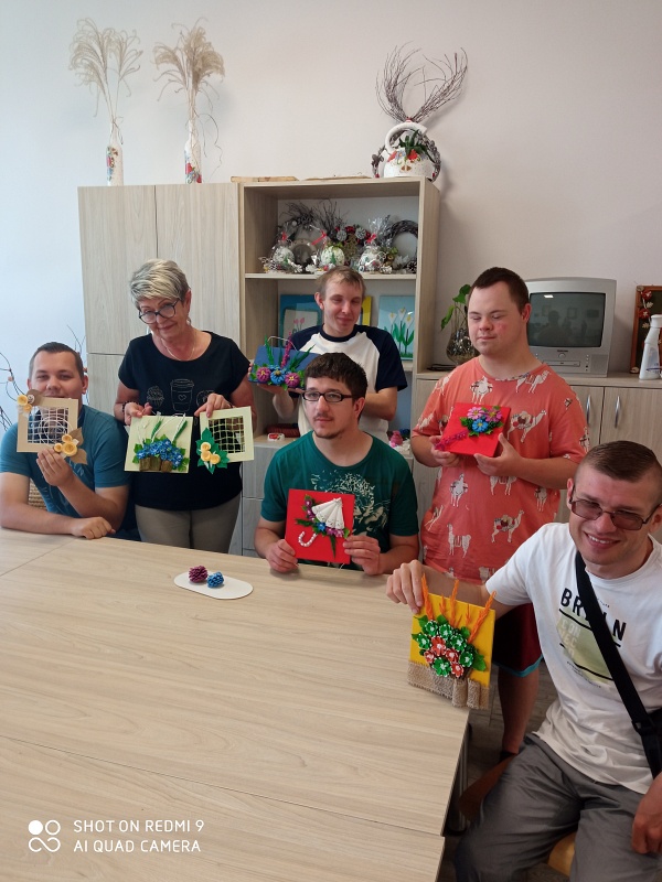 Grupa uczestników programu Rehabilitacja 25 plus na zajęciach rękodzieła z dumą prezentuje swoje prace [600x800]