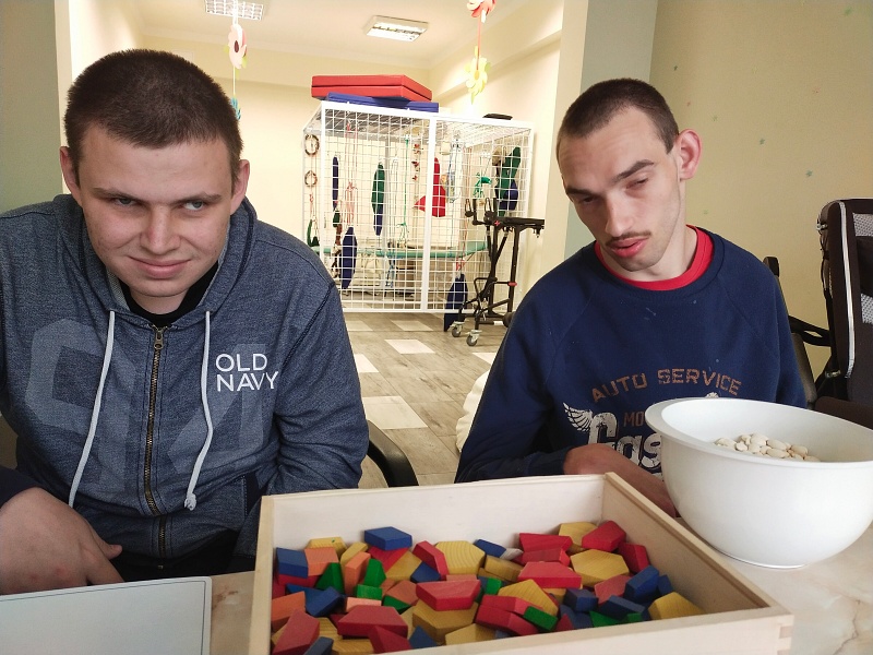 Krystian i Krzysztof układają puzzle bawią się grochem oraz piaskiem [800x600]