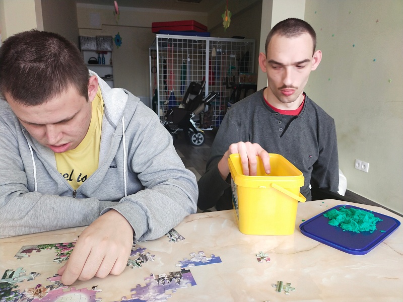 Krystian i Krzysztof układają puzzle bawią się grochem oraz piaskiem [800x600]