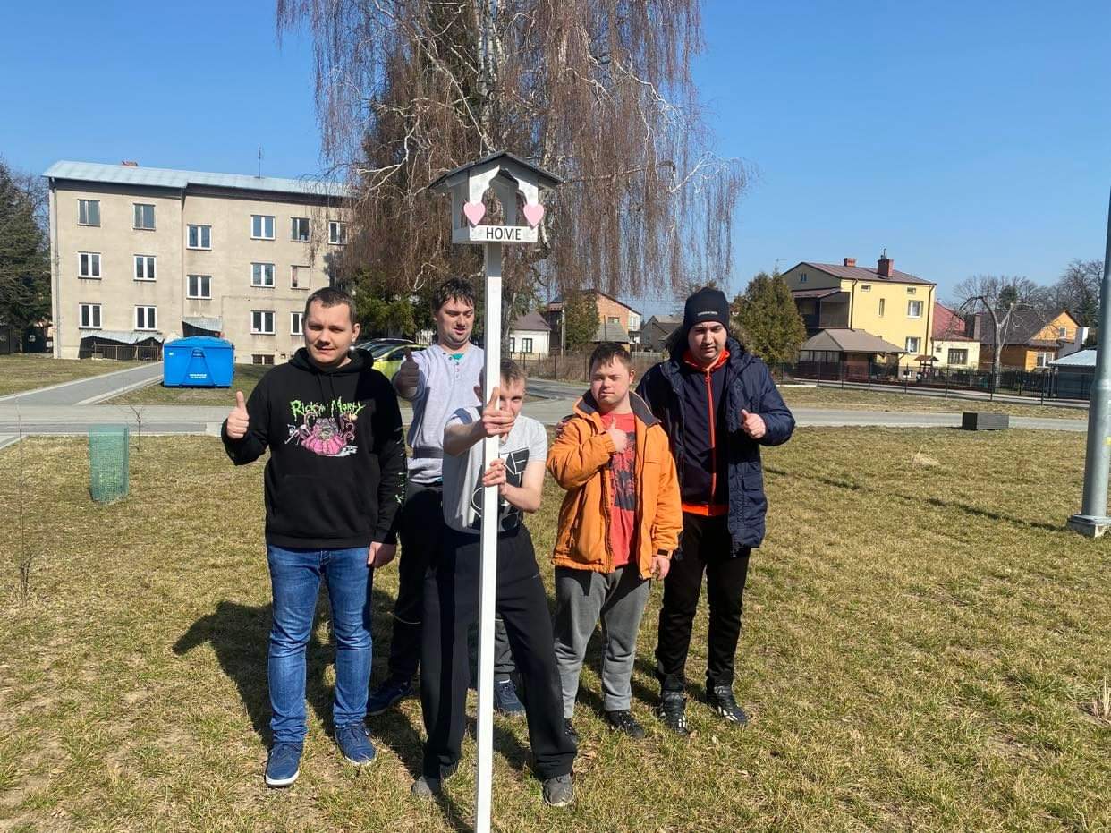Prezentacja karmnika zrobionego własnoręcznie podczas zajęć stolarskich [1242x931]