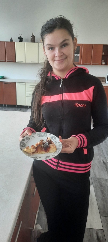 Na zdjęciu uczestniczka programu Barbara Wołoszyn prezentuje upieczone ciasto ucierane ze śliwkami [360x800]