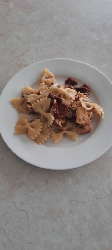Zdjęcie przedstawia wykonaną sałatkę makaronową z kurczakiem [360x800]