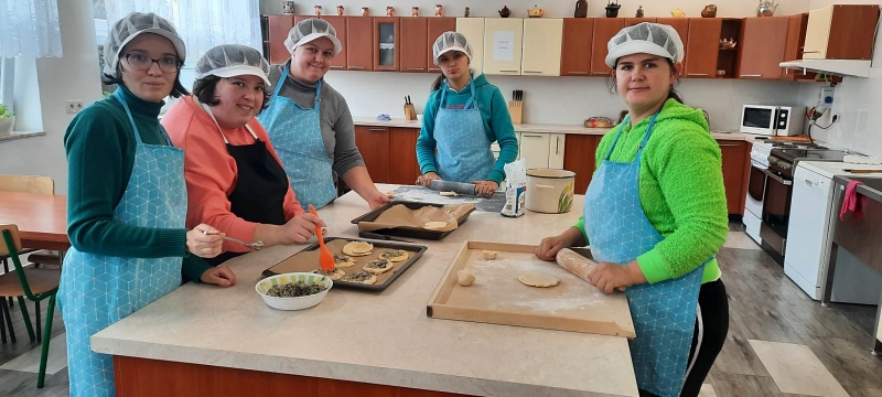 Zdjęcie przedstawia uczestników programu grupa dziewcząt przygotowujących cebularze [800x360]
