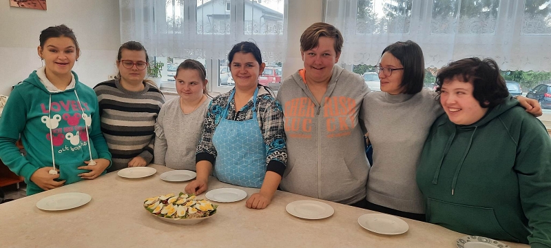 Zdjęcie przedstawia uczestników programu pozujących przy gotowej do spożycia sałatce z kaszy pęczak jajek i nowalijek [800x360]