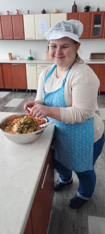 Na zdjęciu uczestniczka programu Elżbieta Wołoszyn wykonuje sałatę jarzynową [360x800]