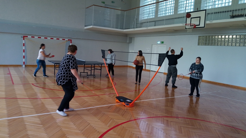 Podopieczni Aneta z Agnieszką grają w tenis stołowy Beata z Elą w badminton zaś Ola z Piotrem w piłkę koszykową [800x450]