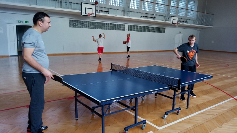 Marcin i Grzegorz grają w tenis stołowy a Dominik z Sebastianem w piłkę koszykową [800x450]